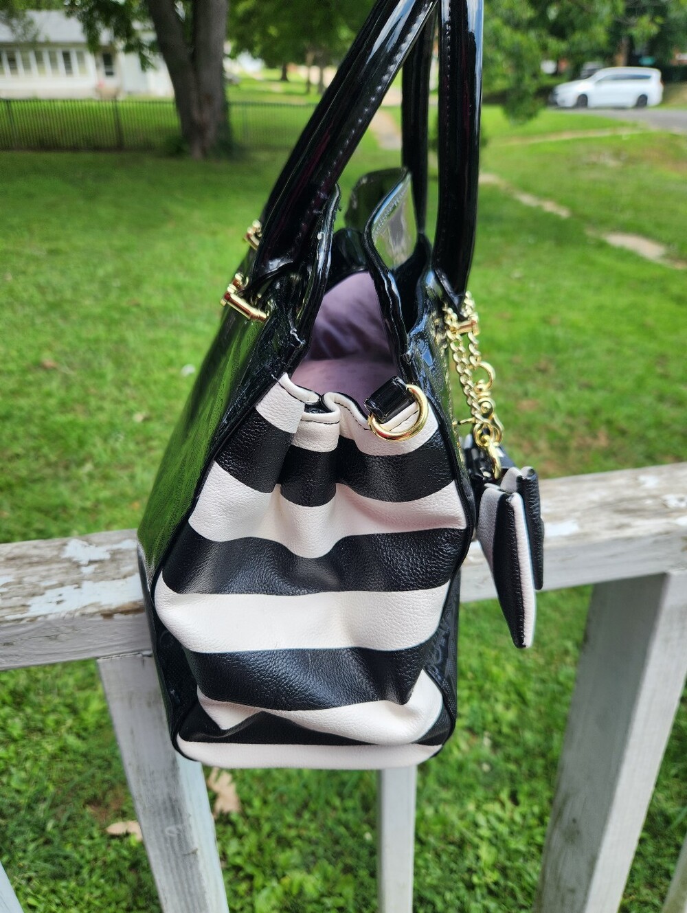 Betsey Johnson shoulder bag Shiny Black Gold Hearts Bow black/white stripe EUC - Picture 7 of 12